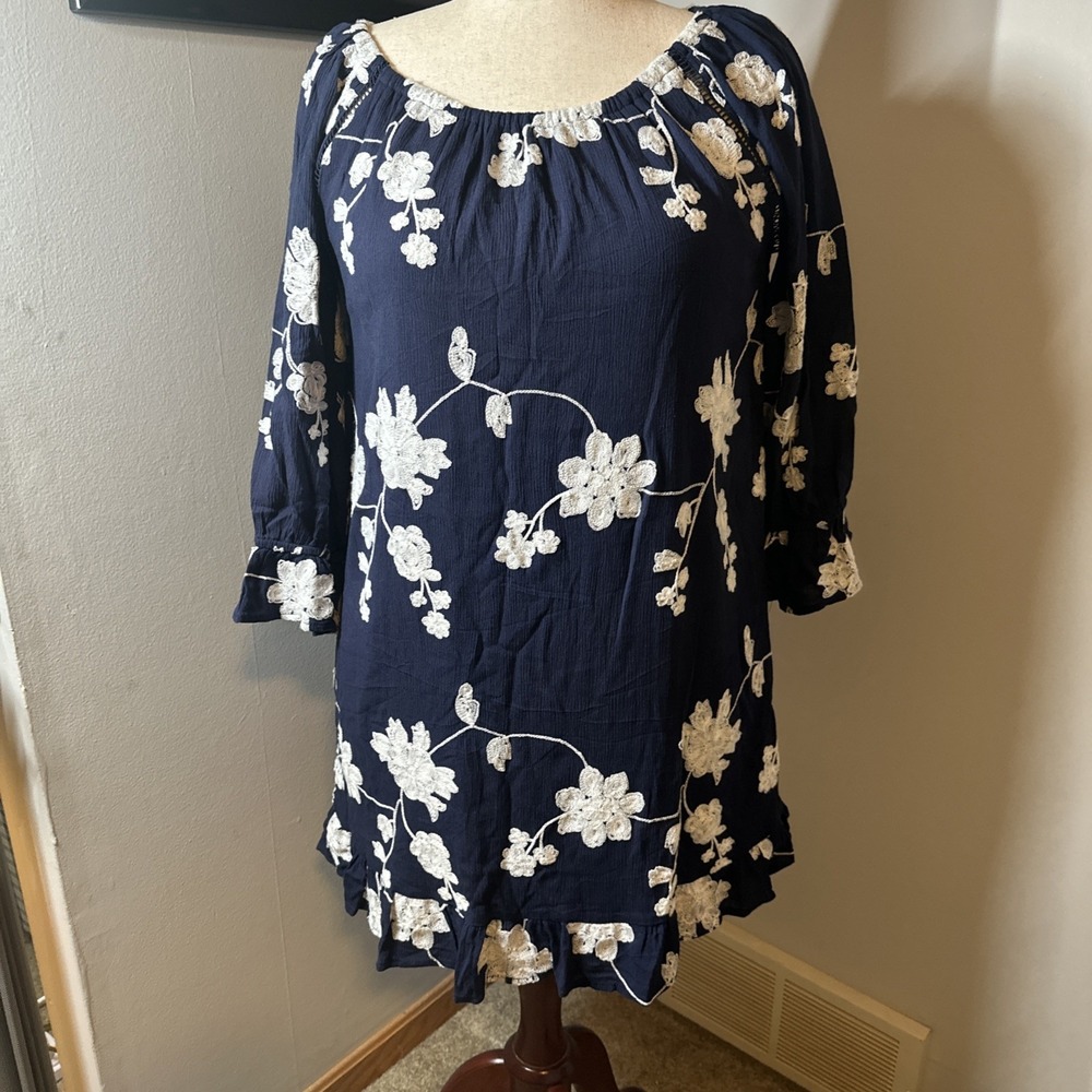 LIV Los Angeles Women's Shift Dress. Size M Navy Floral Embroidered Rayon